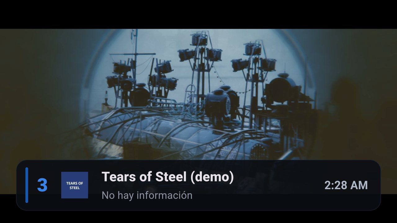 Pantalla completa con la franja del canal: número 3, nombre y hora